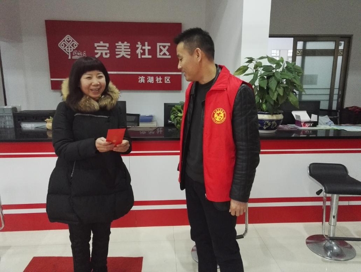 江辉武慰问社区因病致困家庭.jpg