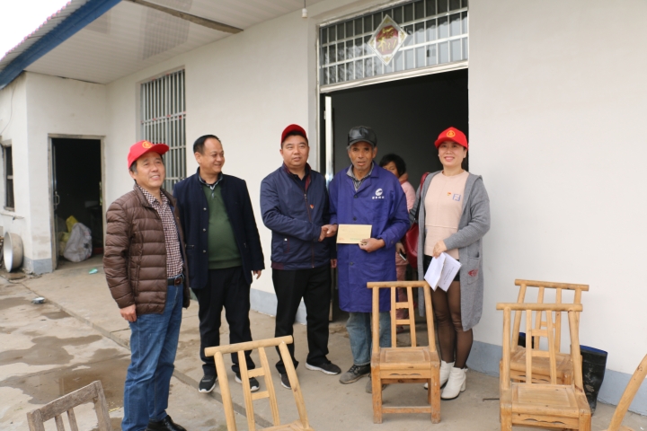 图一、市气象局主要负责人李东阳走访慰问安乡县安康乡计生帮扶对象(1).jpg