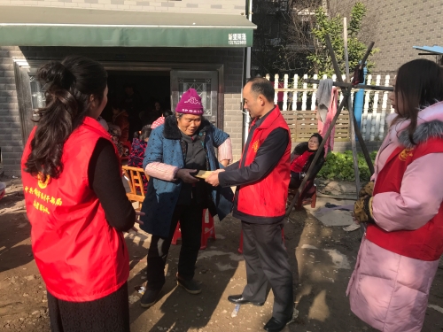20190131 市委老干部局走访慰问联点社区困难党员(高永亮走访慰问困难党员李腊珍).jpg