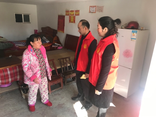 20190131 市委老干部局走访慰问联点社区困难党员(高永亮走访慰问困难党员印真梅).jpg
