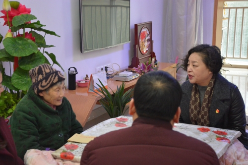 20190131 市委老干部局走访慰问联点社区困难党员(李绍霞走访慰问困难党员陈永福).jpg