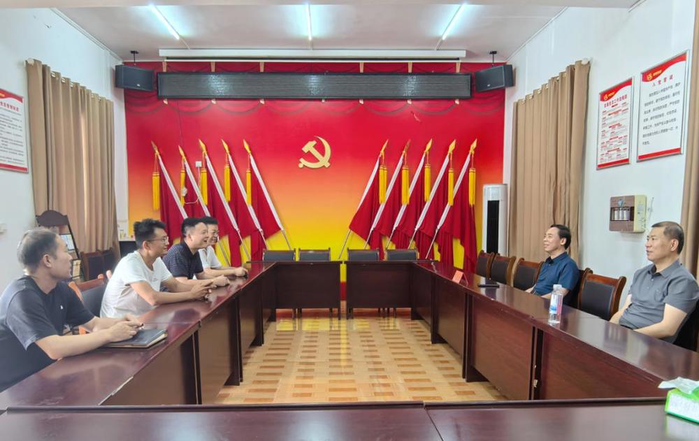 调研组与基层干部座谈交流