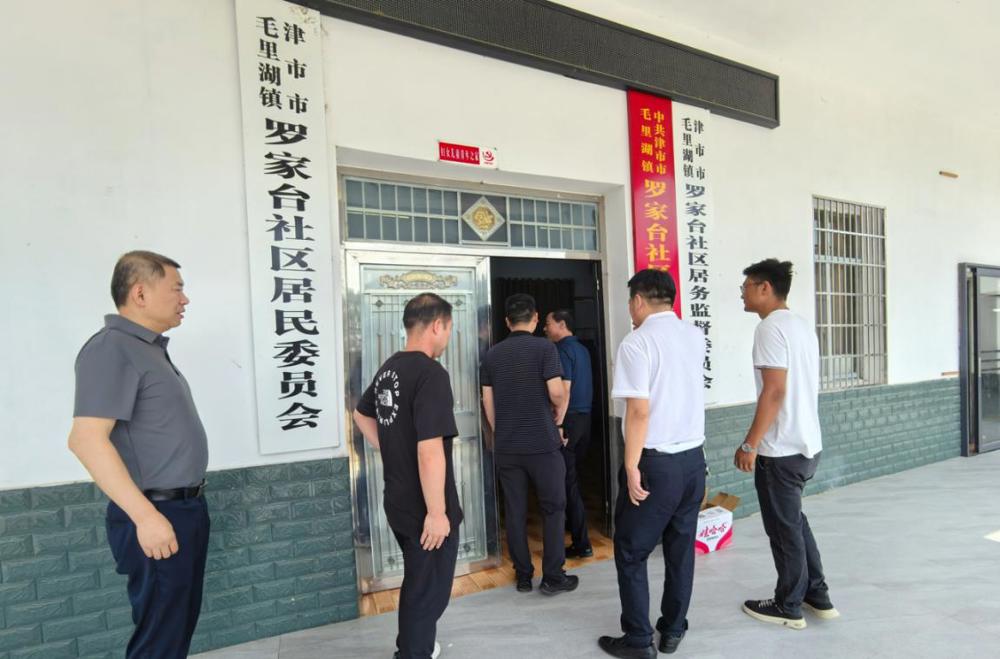 调研组查看社区办公环境